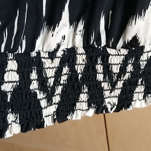 Forever21 Black & White Flutter Blouse - Picture 2 of 4